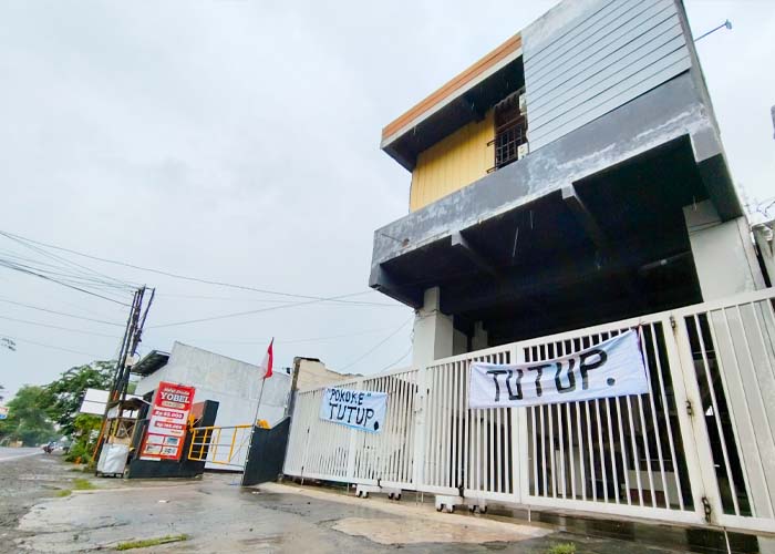 PROTES: Warga Desa Putih, Gampengrejo memasang banner tentang permintaan penutupan Hotel Yobel karena disinyalir jadi tempat menginap bukan pasutri.