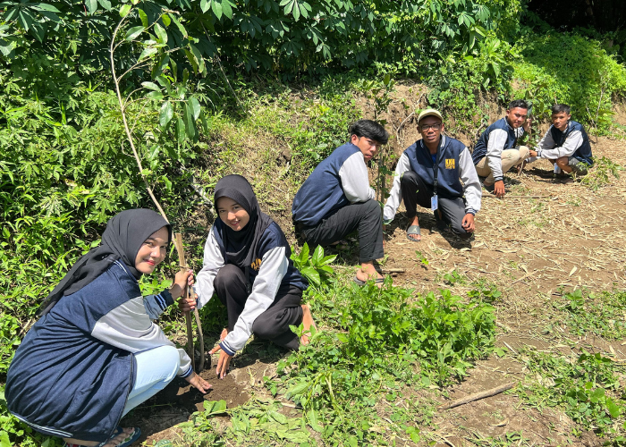 LESTARI: Tim Forum Kali Brantas dan KKNT 37 UNP Kediri melakukan penghijauan di Sumber Dendeng Kelurahan Ngletih, Pesantren.