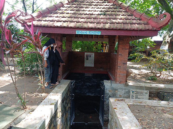 TERAWAT: Pengunjung melihat-lihat Kawasan Sumber Agung Sonorejo.