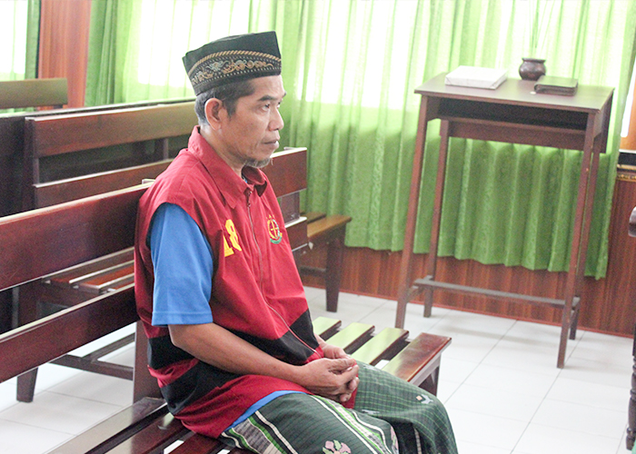 KEJAM: Suprapto alias Totok, 53, mengikuti sidang di PN Kabupaten Kediri.