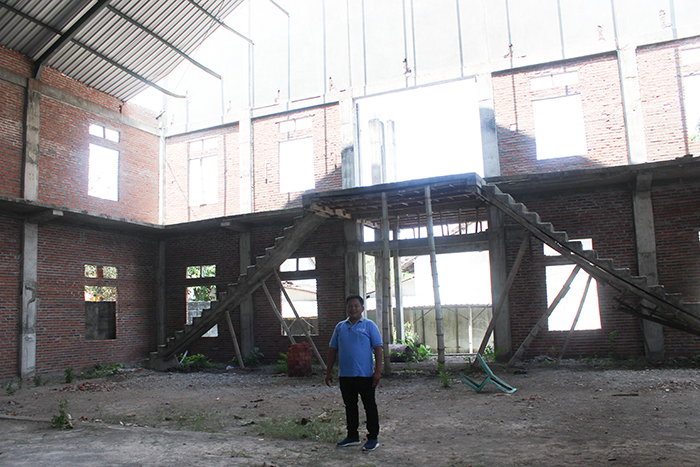 LUAS : Gedung serbaguna di Desa Wonojoyo yang masih proses pembangunan. Selain untuk olahraga gedung ini bisa digunakan acara pernikahan.