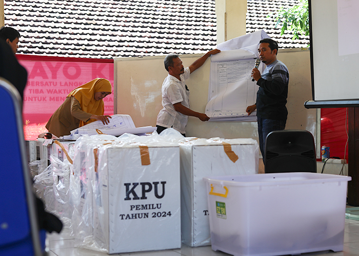 TELITI: Petugas melakukan rekapitulasi suara dari kelurahan di Panitia Pemilihan Kecamatan Pesantren. Penghitungan diperkirakan butuh waktu selama seminggu.