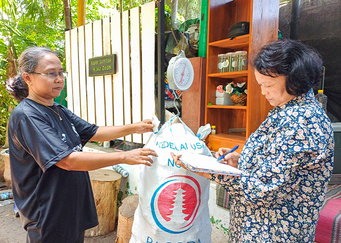 TELATEN: Kader bank sampah menimbang sampah yang disetor warga.