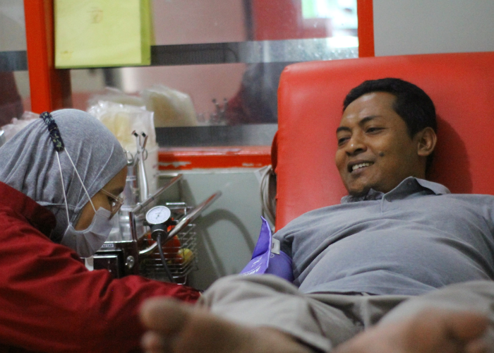 BANTU SESAMA: Totok Koerniawan mendonorkan darah di PMI Kabupaten Kediri. Komitmennya berbuah penghargaan nasional.