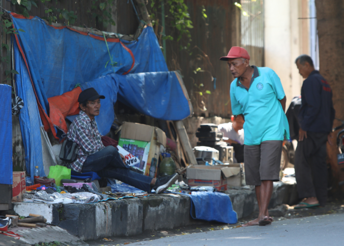 LEBIH RAMAI: Pedagang Pasar Loak kembali menempati lapak lama di Jalan Sriwijaya.