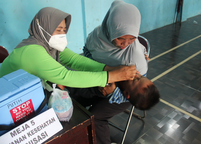 KESEHATAN: Pemerintah Desa Turus Ikut menyukseskan PIN dengan menggelar imunisasi polio dan pembagian vitamin di balai desa.