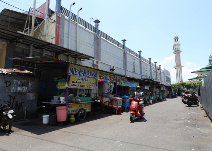 BERJAJAR: Pedagang kaki lima di kawasan Alun-Alun Kota Kediri menjajakan dagangannya. Pemerintah memberikan fasilitas gratis untuk para pelaku dalam memperoleh sertifikat halal. Sayang, anggaran yang