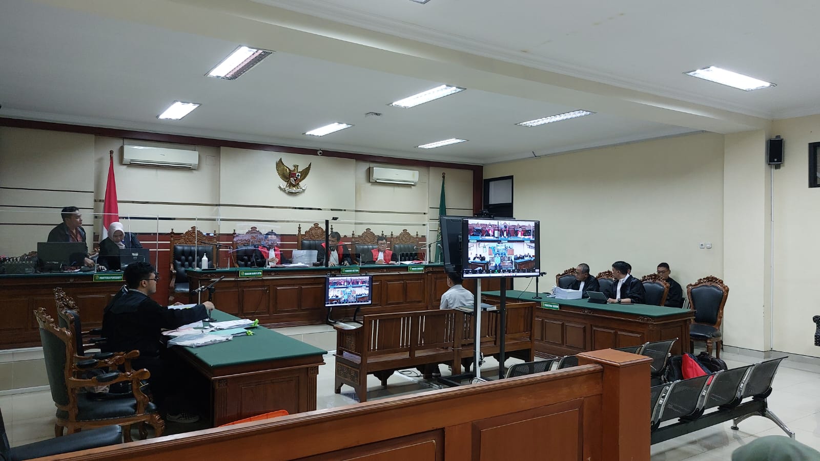 PESAKITAN: Suasana sidang di Pengadilan Negeri Tipikor Surabaya.  (Foto: Kejari Kabupaten Kediri for JPRK)