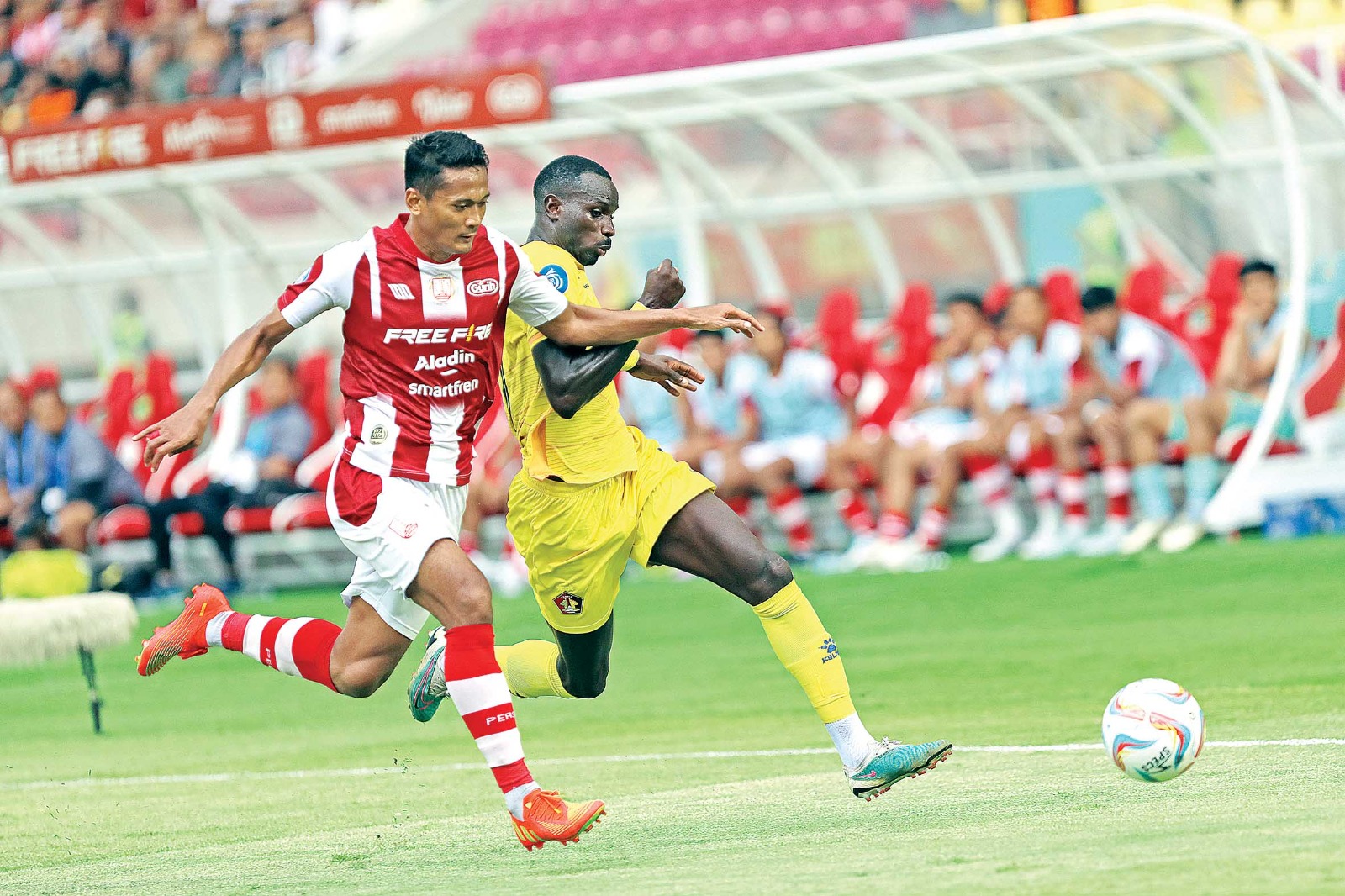 TUMBANG: Striker Persik Flavio Silva saat berjibaku melawan Persis Solo, Sabtu (24/2).