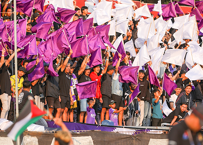 WAJIB MENANG: Persikmania saat mendukung Persik yang bertanding di Stadion Brawijaya. Di laga sore nanti, Persikmania tuntut Persik raih tiga poin.