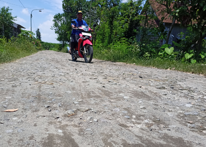 PERBAIKI: Pemerintah Desa Bangsongan, Kecamatan Kayenkidul akan memperbaiki jalan dan membangun tembok penahan tanah pada tahun ini.