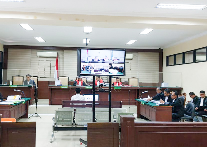 SERIUS: Suasana persidangan Hari Amin, Kades Jambean di PN Tipikor Surabaya kemarin.