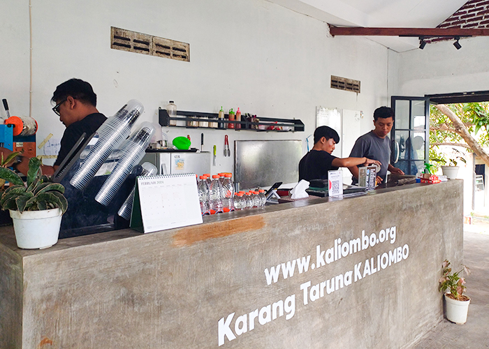KREATIF: Anggota Karang Taruna Kelurahan Kaliombo bergiliran melayani pembeli di kedai kopi Kaliombo yang mereka kelola.
