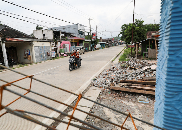 TUNGGU FISIK: Sejumlah rumah warga di Desa Tiron, Banyakan yang terdampak Tol Kediri-Tulungagung sudah dikosongkan.
