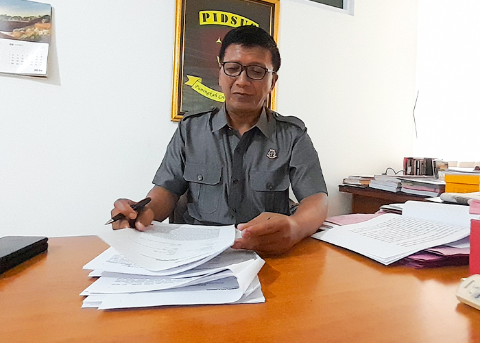 TELITI: Kasi Pidana Khusus (Pidsus) Kejari Kota Kediri Nur Ngali memeriksa tumpukan berkas di ruang kerjanya kemarin.