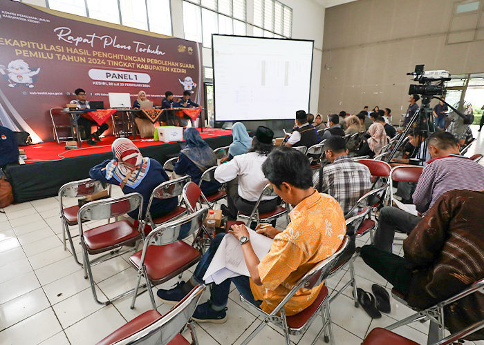 COCOKKAN DATA: Jajaran KPU Kabupaten Kediri menggelar rekapitulasi tingkat kabupaten hari pertama di Gedung Bhagawanta Bhari kemarin.