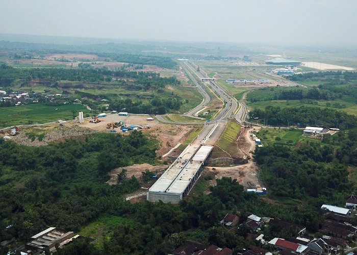 TITIK AWAL: Jembatan di area Bandara Dhoho yang juga masuk rangkaian Tol Kediri-Tulungagung di dekat bandara sudah dalam tahap pembangunan.