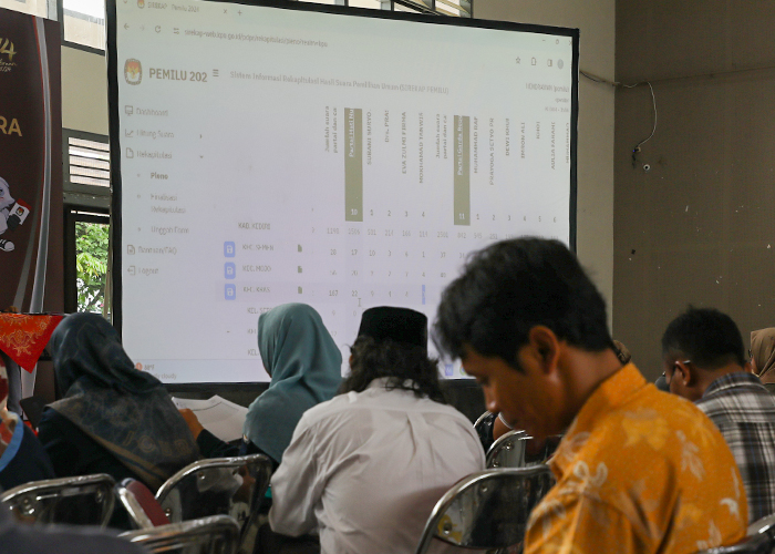 TAHAP AKHIR: Petugas melakukan rekapitulasi penghitungan suara pemilu tingkat kabupaten di gedung Bagawanta Bhari kemarin siang.