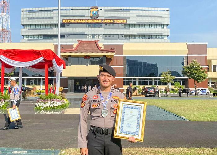 MEMBANGGAKAN: Bripda Dhea Okta Putra Pratama menunjukkan penghargaan yang diraihnya dari kejuaraan karate berbagai tingkatan.