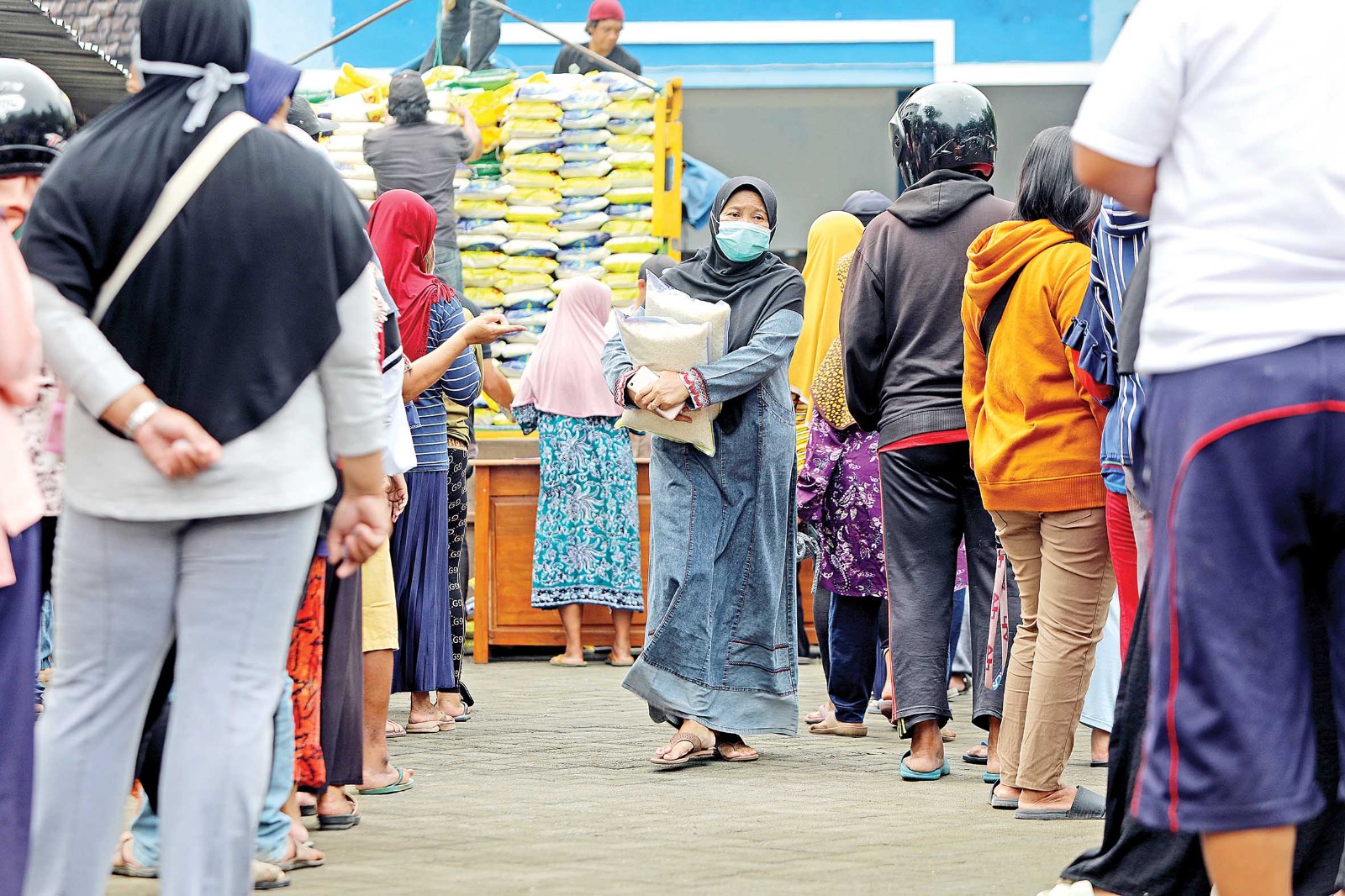 MENGULAR: Ratusan warga antre untuk bisa membeli beras murah di Kelurahan Banjarmlati, Mojoroto,&nbsp;Kota&nbsp;Kediri.