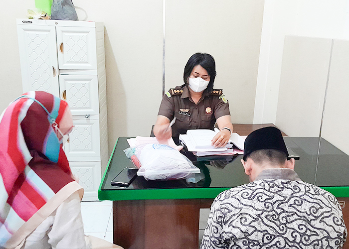 TELITI: Jaksa memeriksa berkas tersangka kasus pencabulan.