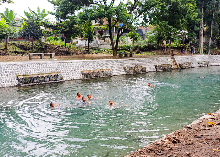 BENING: Bocah-bocah bermain di kawasan Sumber Kweden, Desa Karangrejo, Kecamatan Ngasem.