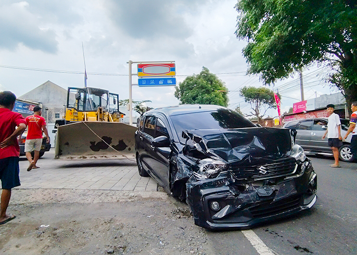 PATAH AS: Mobil derek menarik Suzuki Ertiga yang rodanya patah setelah terlibat kecelakaan beruntun di Jalan Raya Minggiran Papar kemarin. Tak Ada korban jiwa dalam kecelakaan itu.