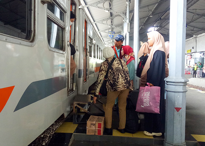 MENUNGGU: Penumpang kereta api menunggu kedatangan gerbong yang akan mengangkut mereka dari Stasiun Kediri kemarin. Penjualan tiket Lebaran sudah tinggi hingga saat ini.