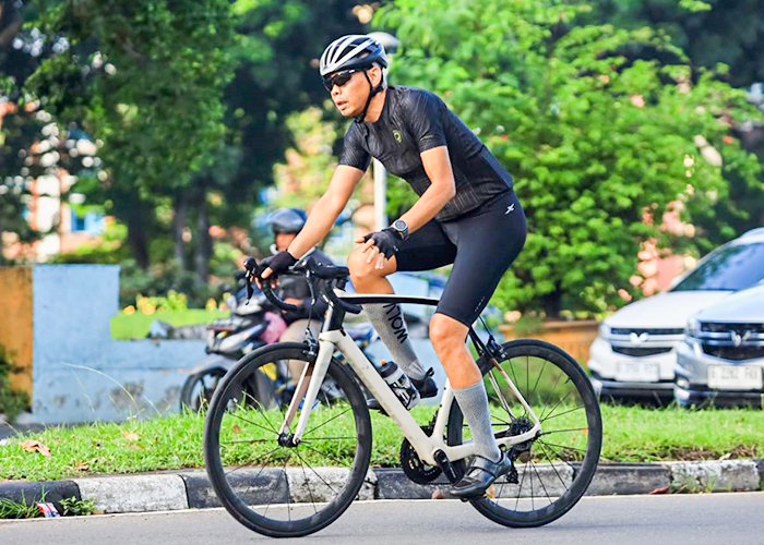 ROADBIKE: Lukman Soleh ketika mengayuh sepeda roadbike-nya di sela-sela kesibukan kerja sebagai kepala stasiun meteorologi.