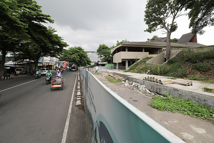 MANGKRAK: Proyek alun-alun yang diberhentikan pembangunannya pada November 2023 lalu diperkirakan baru akan dilanjutkan paling cepat 2025 nanti.
