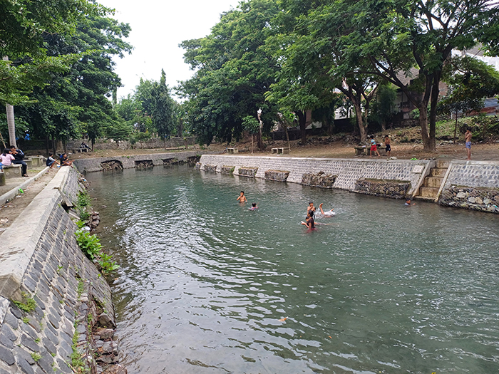 BERMAIN AIR: Anak-anak asyik berenang di Sumber Kweden.