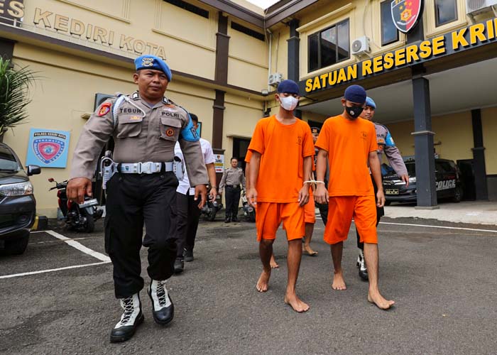 PASRAH: M. Fikri Asngari (masker putih) digelandang penyidik dalam rilis ungkap kasus pembunuhan kemarin.