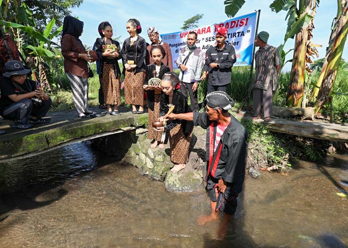 RITUAL: Sesepuh Desa Panjer mengambil air di sumber Panjer.