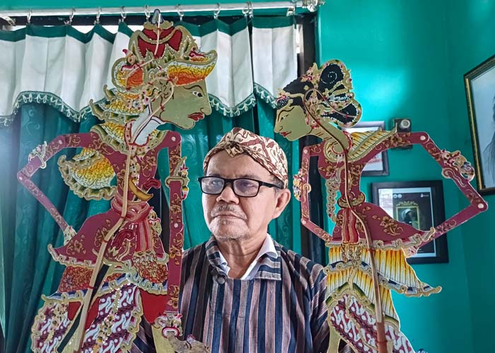 SEJARAH ISLAM: Sujiman menunjukkan wayang yang digunakan sebagai salah satu atribut pertunjukan. Baginda Amir Hamzah dan Dewi Muninggar termasuk tokoh dari cerita yang sering dibawakan.
