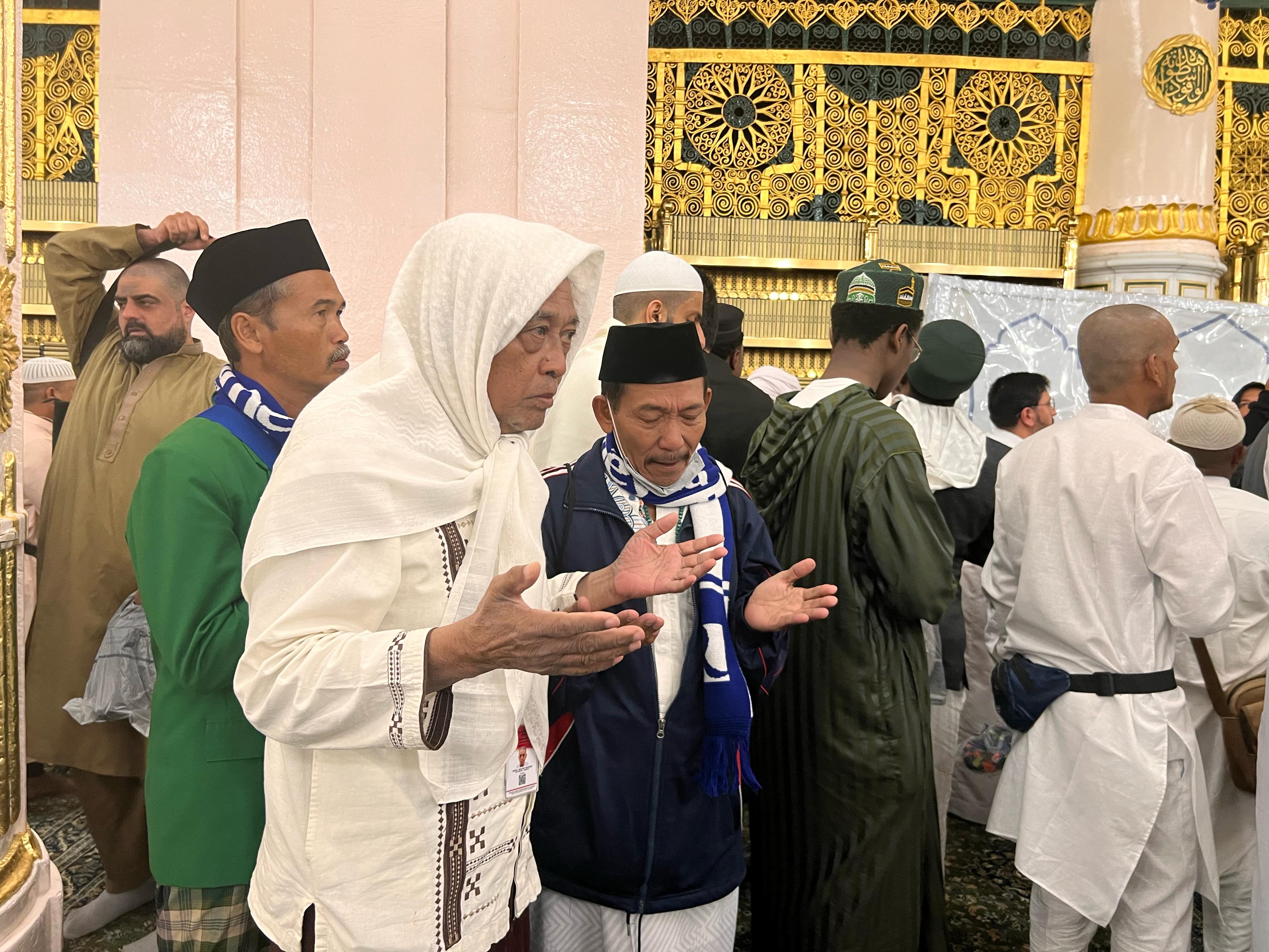 SABAR: KH Abdul Wachid Badrus saat meembimbing jemaah Rameyza berdoa di Raudhah.