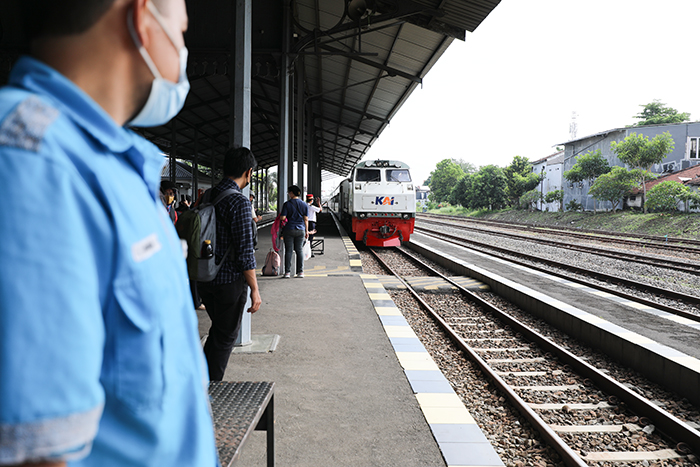 TIBA: Calon penumpang menunggu kereta api (KA) di Stasiun Kota Kediri. Puluhan ribu tiket reguler telah terjual, PT KAI buka pemesanan tiket tambahan Lebaran.