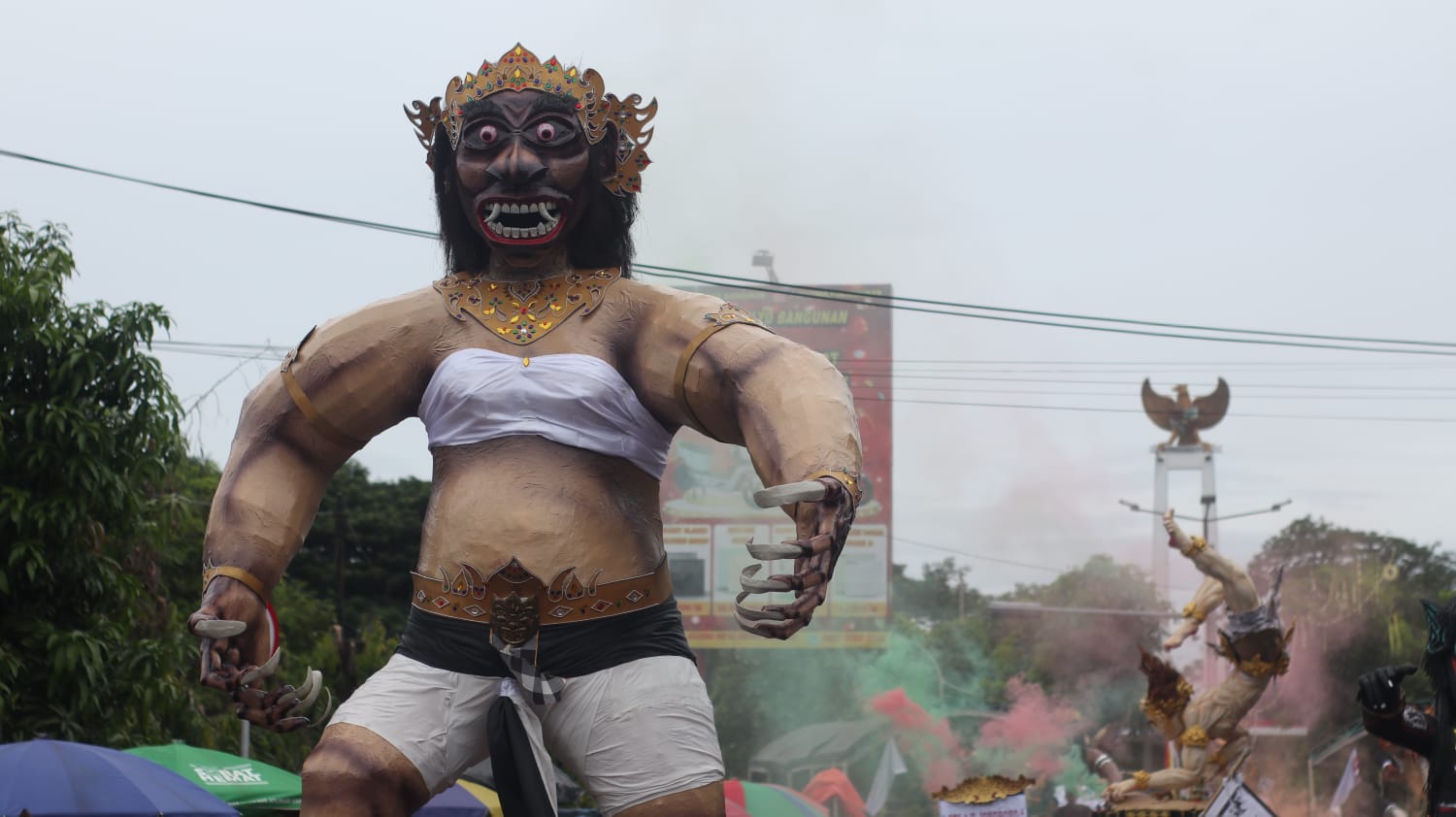 BERSIHKAN ALAM: Umat Hindu Kabupaten Kediri mengarak ogoh-ogoh di Tugu Garuda Pare, Minggu (10/3).  Foto: Karen Wibi/JPRK
