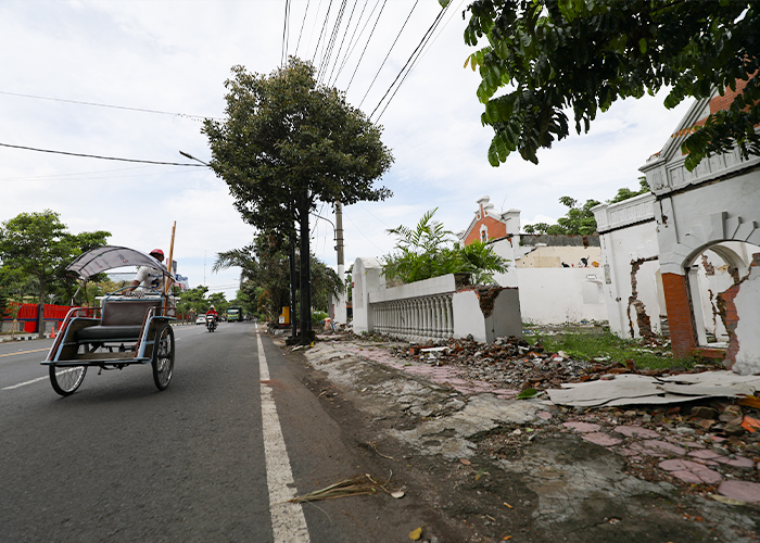 KOSONGKAN BANGUNAN: Sejumlah rumah yang terdampak Tol Ki Agung di Kelurahan Semampir, Kota Kediri sudah ditinggalkan penghuninya.