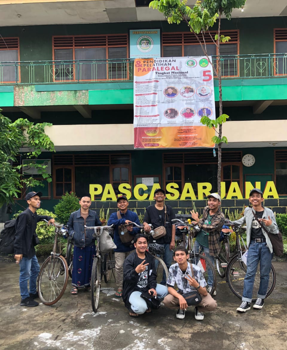 RINDU RUMAH: Lima santri Ponpes Lirboyo memilih mudik ke kampung halaman masing-masing dengan mengendarai sepeda ontel.