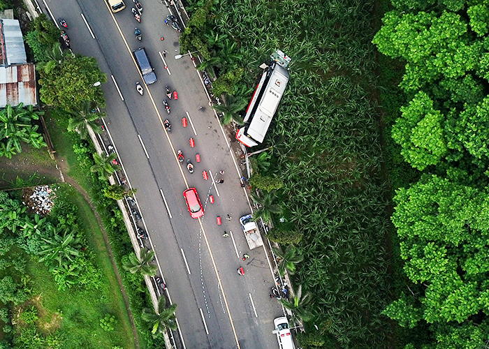 MACET PANJANG: Foto udara kecelakaan lalu lintas antara Kijang Innova versus Bus Harapan Jaya di jalan menuju Jembatan Semampir Kota Kediri.