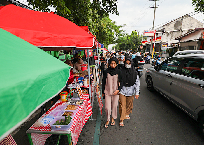 PANEN CUAN: Ratusan pembeli memadati sentra takjil di Jl Jaksa Agung Suprapto, Kota Kediri. Pengunjung rela berjalan sepanjang 750 meter untuk memilih berbagai makanan yang disajikan.