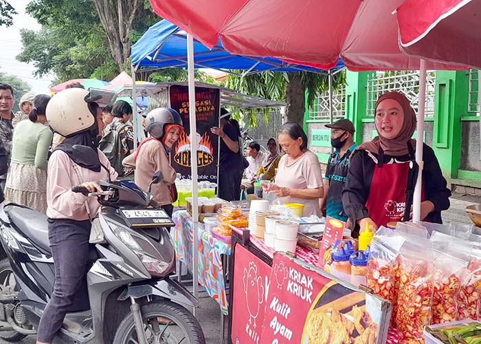DIBURU PEMBELI: Pengunjung menyerbu lapak makanan dan minuman di Kota Kediri.