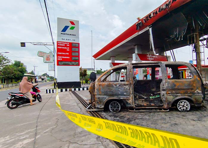 TAK BEROPERASI: Sehari pascakebakaran Rabu (13/3) malam lalu, SPBU Kanigoro masih belum melayani pembeli karena menunggu hasil penyelidikan polisi.