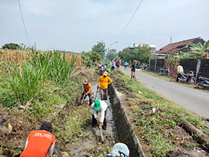JALAN AIR : Pemerintah Desa Dawuhankidul membangun saluran irigasi pertanian setiap tahun.