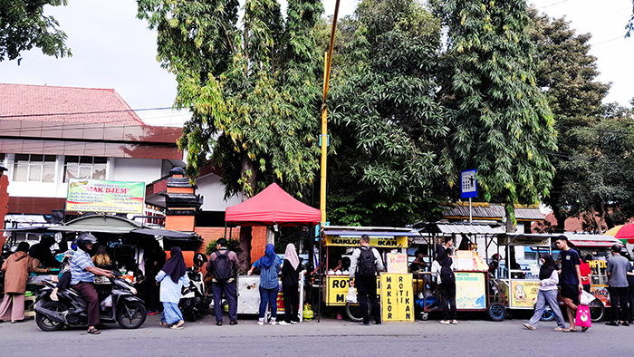 RAMAI: Warga memadati lapak takjil yang berada di Jalan Jaksa Agung Suprapto Kota Kediri kemarin. Pertumbuhan UMKM sangat pesat di Kota Tahu.