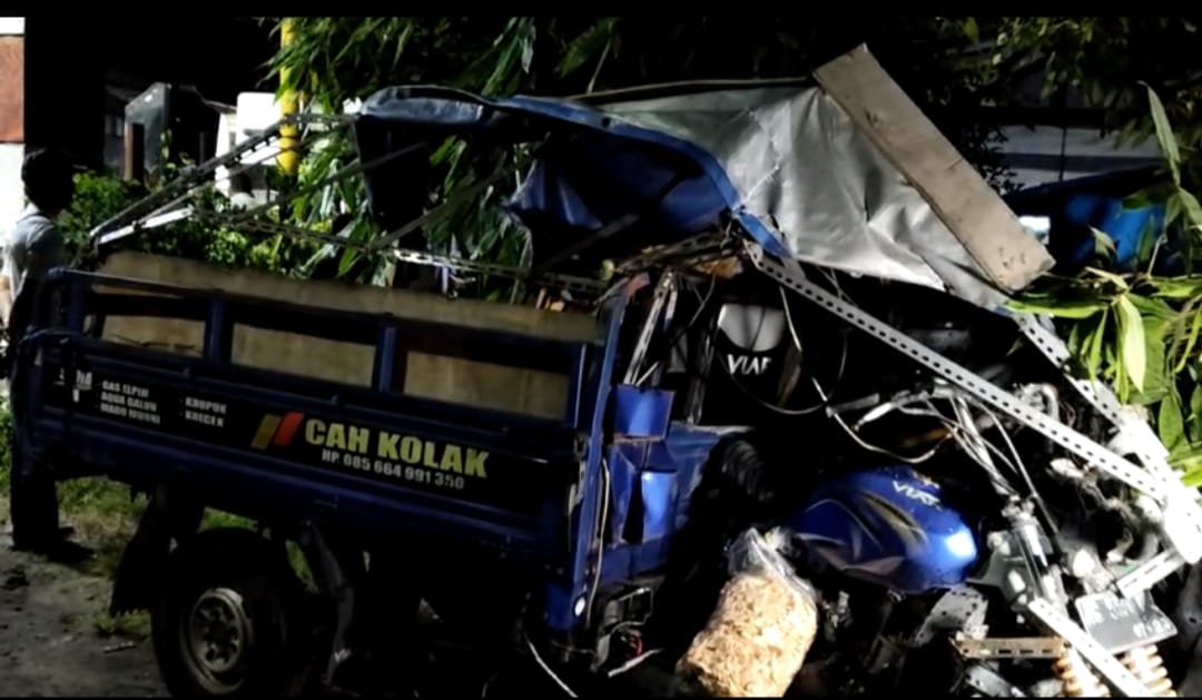 TAK TERSELAMATKAN: Kondisi kecelakaan yang melibatkan KA Rapih Dhoho dengan motor roda tiga, Jumat (15/3).