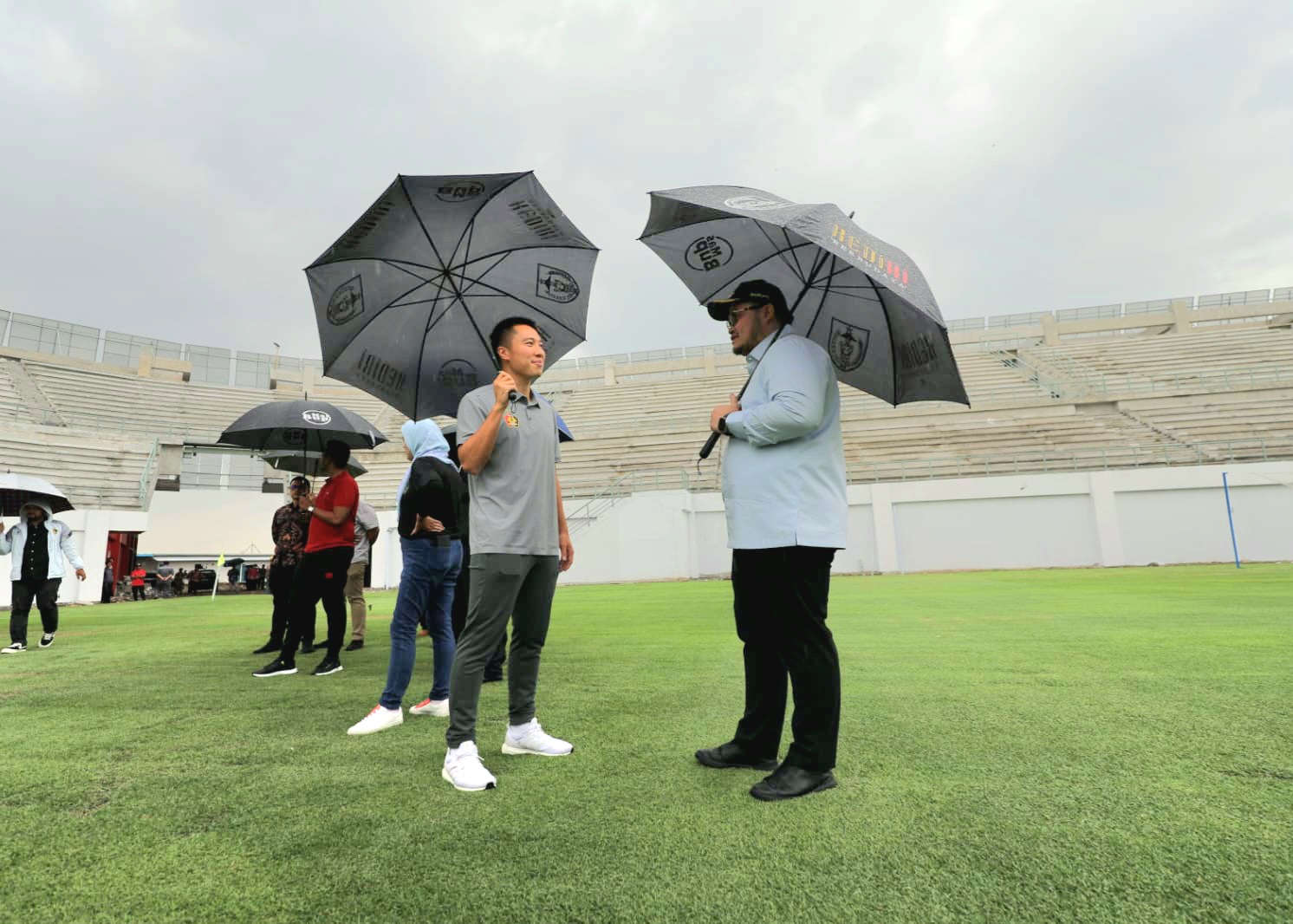 Bupati Kediri Hanindhito Himawan Pramana dan Bos Persik Arthur Irawan saat meninjau Stadion Gelora Daha Jayati.