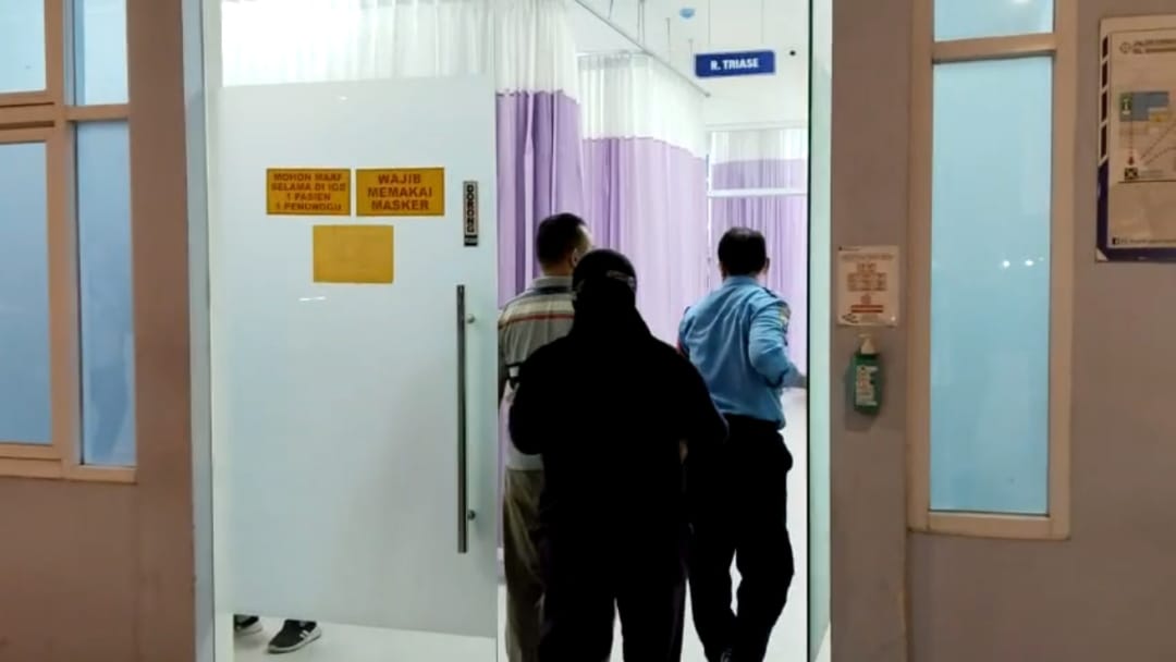 ANAK SIAPA?: Petugas membawa bayi laki-laki di RS Bhayangkara Kediri, Minggu (17/3).