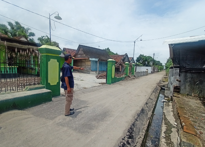 BARU: Kapala Desa Srikaton, Kecamatan Papar Agus Tri Kuncoro menunjukan lokasi jalan yang tahun ini dilakukan pengaspalan.