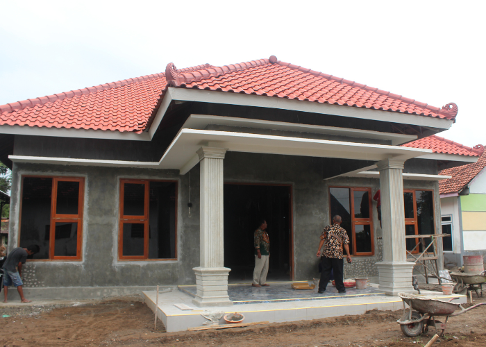 BARU: Kapala Desa Jambangan, Kecamatan Papar Mujiya menunjukan kantor desa yang dalam proses pembangunan.